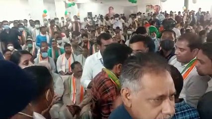 लोकार्पण में कार्यकर्ताओं की इस हरकत को साथ बैठे दोनों मंत्रियों ने भी देखा, फिर...