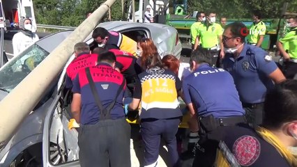 Burdur'da refüje çıkan otomobilin üzerine direk devrildi: 3 yaralı