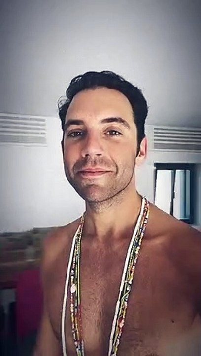 Mika filme les coulisses de ses vacances, torse nu, sur Instagram.