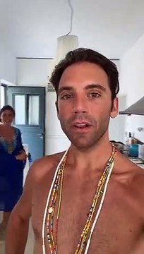 Le chanteur Mika filme les coulisses de ses vacances, torse nu, sur Instagram.