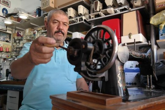 Asırlık dikiş makineleri onun elinde tekrar can buluyor