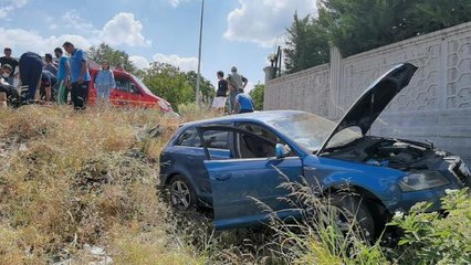 ŞARAMPOLE UÇAN OTOMOBİLDEKİ 2 KİŞİ YARALANDI