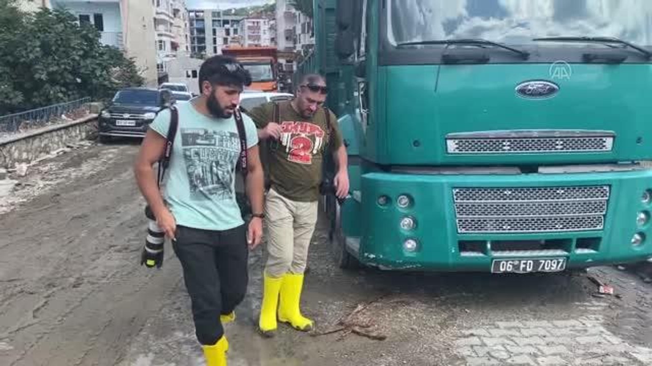 KASTAMONU - Azerbaycanlı gazeteciler Bozkurt'taki sel felaketini aktarmak için çalışıyorlar