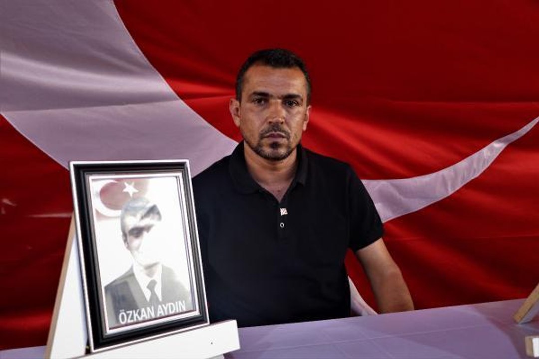 Son dakika haber: EVLAT NÖBETİNDEKİ BABA: İYİ BİR YER OLSA HDP'LİLER ÇOCUKLARINI GÖNDERİRDİ, BİZE SIRA GELMEZDİ