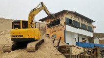 Casas invadidas por dunas são demolidas em Florianópolis