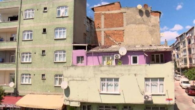 SULTANGAZİ'DE 6 KATLI BİNANIN ÇATI KATINA ÇIKAN YAŞLI ADAM, YAN BİNANIN ÇATISINA DÜŞTÜ