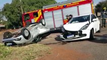 Cascavel: Após colisão, Peugeot capota na Rua Maranhão e pessoa fica ferida