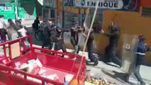 Violento enfrentamiento entre vendedores ambulantes y Policía en Perú