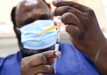 Aquellos totalmente vacunados con infecciones 'revolucionarias' son tan infecciosos como l