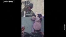 Tel örgü üzerinden ABD askerine verilen kız çocuğu, Taliban'dan kaçışın sembolü oldu