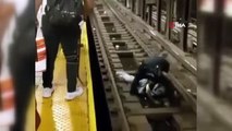 New York metrosunda raylara düşen yolcu son anda kurtarıldı