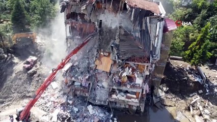 Sel felaketinin büyüklüğünü gözler önüne seren kız yurdu yıkılıyor