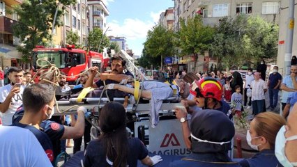 Oturduğu binanın çatısına çıkan yaşlı adam yan binanın çatısına düştü