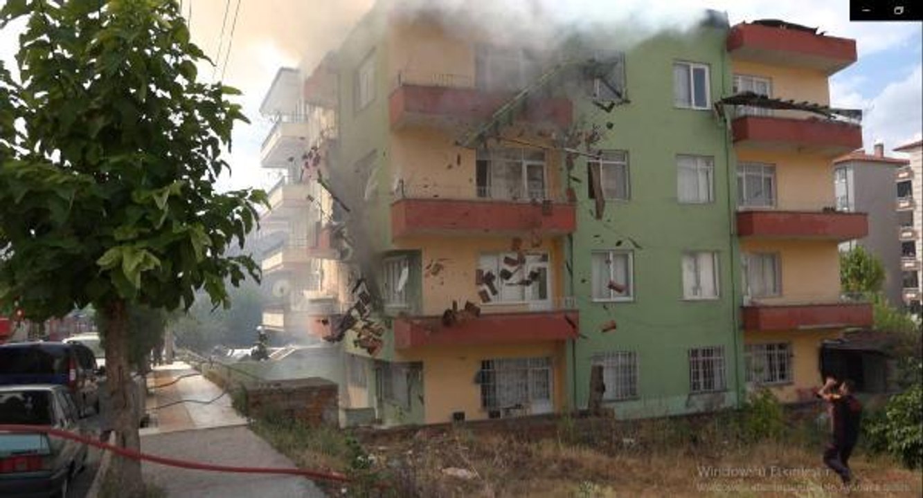 ÇORUM'DA 4 KATLI BİNANIN ÇATI KATI, ALEV ALEV YANDI