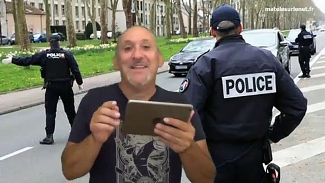 Il fait des doigts d'honneur aux keufs mais...