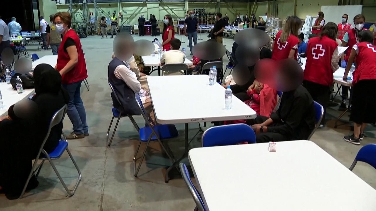 Afghanische Flüchtlinge kommen in Spanien an