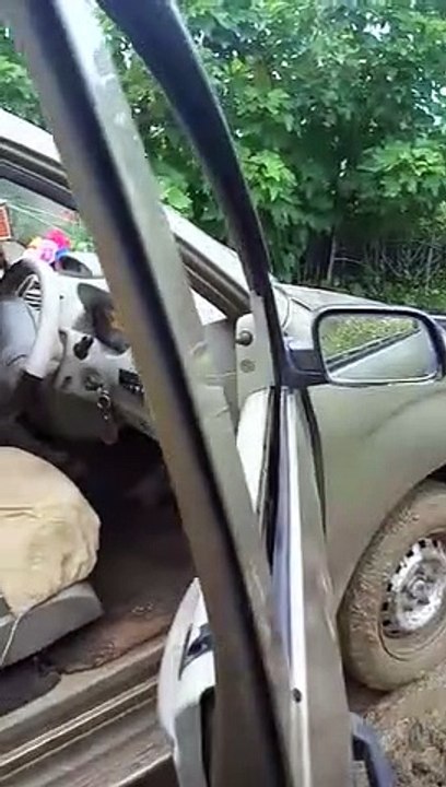 VIDEO STORY : कीचड़ भरे रास्ते से गर्भवती को चारपाई पर लेटाकर ले गए, बीच रास्ते में प्रसव