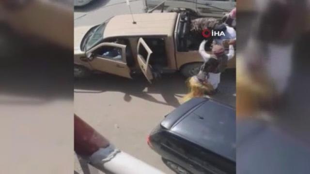 Taliban'ın Afganistan bayrağı taşıyanlara müdahalesi kamerada