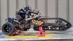 Un robot pilote une mini moto radiocommandée