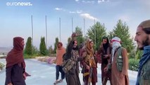 شاهد: مقاتلو طالبان يلتقطون صور سيلفي ومقاطع فيديو في قلعة باغمان بالقرب من كابول