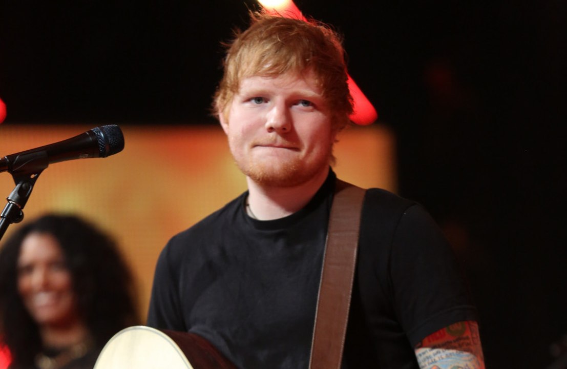 Ed Sheeran finalmente compra um celular