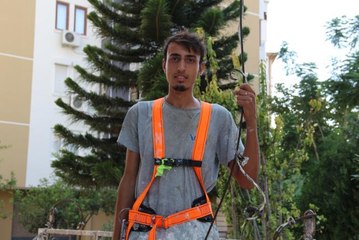 Kardeşiyle mahsur kaldığı iskeleden emniyet kemeri sayesinde kurtarılan işçi, iş güvenliğine dikkati çekti