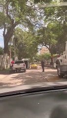 Escoltas de Emilio Tapia, cerebro del Carrusel de la Contratación, paran tráfico para que salga de su casa en Barranquilla