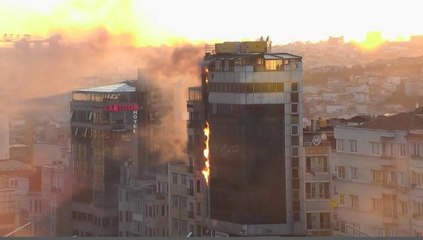 Taksim'de 6 katlı otelde çıkan yangın söndürüldü
