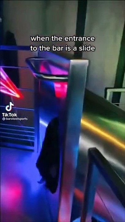 L'entrée de cette boite de nuit de New York se fait par un toboggan !