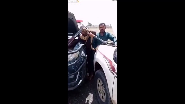 Ils utilisent 2 Kalashnikov pour recharger une batterie de voiture