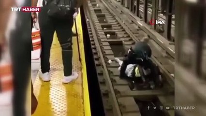 ABD'de raylara düşen yolcu son anda kurtarıldı