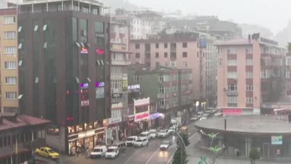 Sağanak nedeniyle bazı iş yerlerini su bastı