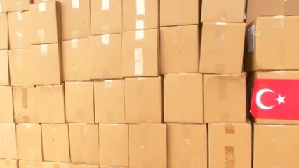 Türkiye'nin gönderdiği 12 tonluk tıbbı malzeme, Senegal Sağlık Bakanı Sarr'a teslim edildi