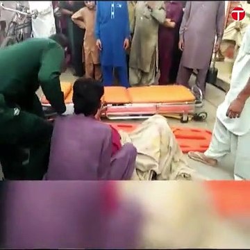 Woman gives birth on street outside Raiwind hospital as doctors were unavailable