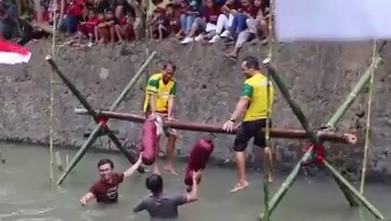 Lomba pukul bantal