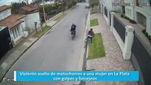 Violento asalto de motochorros a una mujer en La Plata con golpes y forcejeos