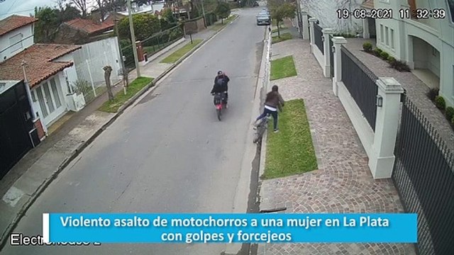 Violento asalto de motochorros a una mujer en La Plata con golpes y forcejeos