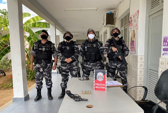 PM prende ex-presidiário com arma de fogo em punho no Bairro das Populares, em Pombal