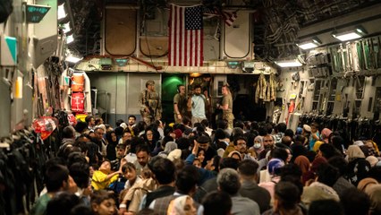 بايدن يعلن أنه لا يستطيع ضمان النتيجة النهائية لعملية الإجلاء من أفغانستان