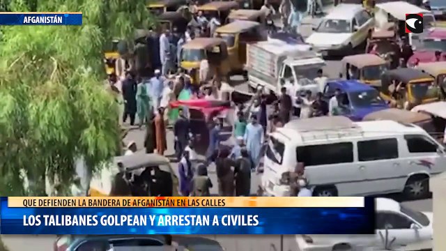 Los talibanes golpean y arrestan a civiles que defienden la bandera de Afganistán en las calles
