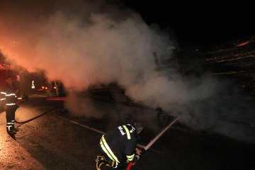 Tomruk yüklü seyir halindeki tır yandı