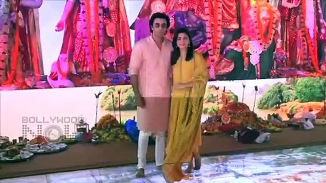 Alia Bhatt Gets A Romantic Kiss From BF Ranbir Kapoor In This UNSEEN Picture