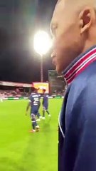 Kylian Mbappé en el campo viendo a la afición
