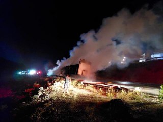 Erzincan'da tomruk yüklü tır alev alev yandı