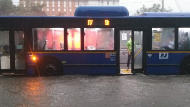 Heavy rain lashes Delhi-NCR, leading to waterlogged roads