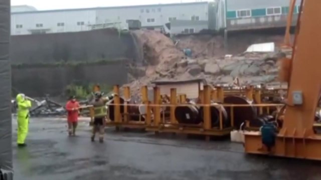 경남 양산시 주남동서 도로 옹벽 붕괴...인명 피해 없어 / YTN