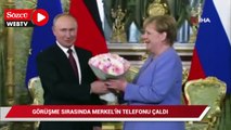 Putin'le görüşmesi sırasında Merkel'in telefonu çaldı