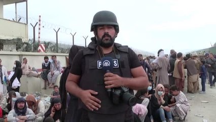 Kabil'de binlerce Afgan, havalimanı kapılarındaki barikatların ardında "umut yolculuğuna" çıkmayı bekliyor