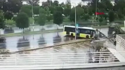 KARTAL'DA İETT OTOBÜSÜNÜN DURAKTAKİ BİSİKLETLİLERE ÇARPTIĞI ANLAR KAMERADA