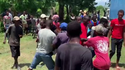 Una multitud desesperada asalta camiones de la ayuda humanitaria en Haití